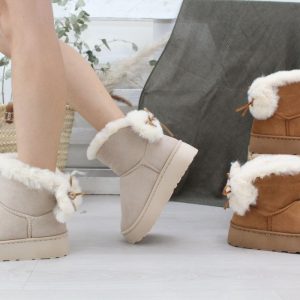 Bota australiana en suave antelina con lazo trasero