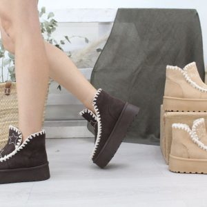 Bota australiana en antelina con adorno estrellas