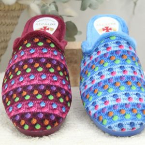 Zapatilla de casa Alcalde lisa con adorno de colores, cuña de 3 cm y piso de caucho,ref5575
