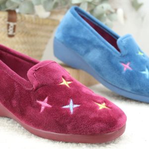 Zapatilla cerrada con cuña de 4cm marca Alcalde con piso caucho,ref7300