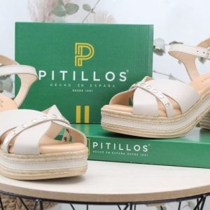 Sandalia Pitillos toda en piel y adorno tachas,ref30213