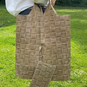 Bolso saco piel con efecto trenzado