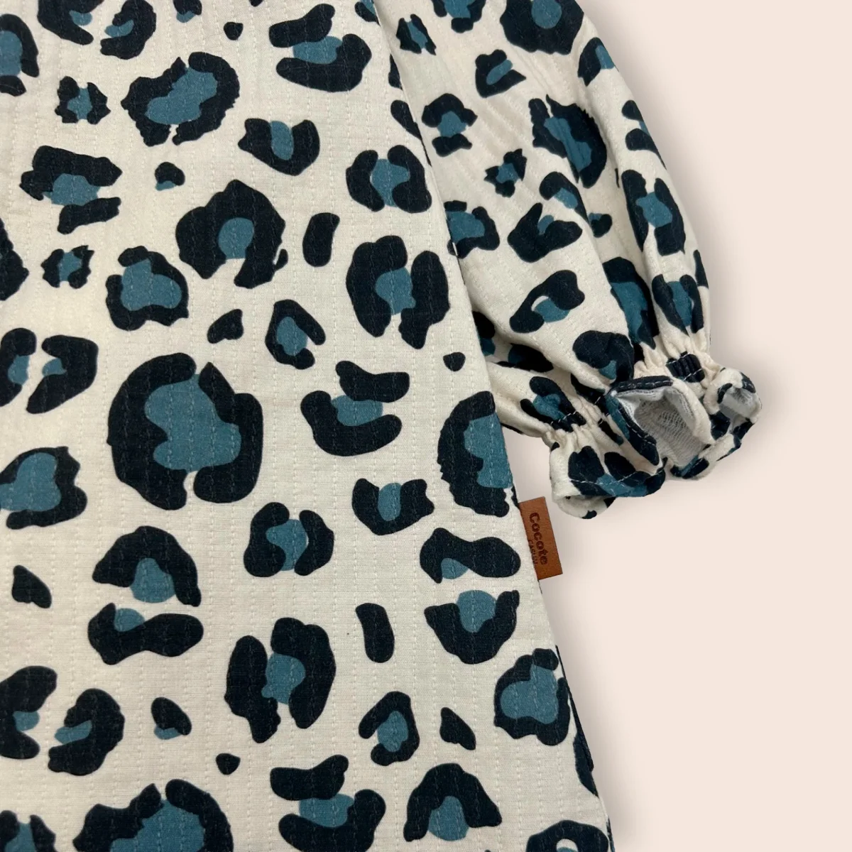 Vestido niña estampado animal print con cuello beige | Cocote x Charanga - Imagen 4