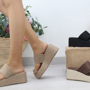 Zueco en suave antelina con cuña de yute de 6cm,ref5617