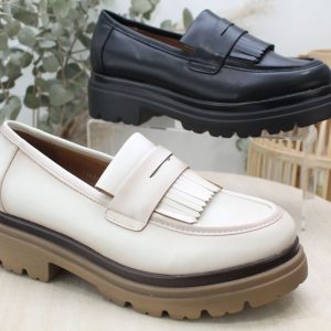 Mocasín en poli piel con adorno flecos y piso ligero