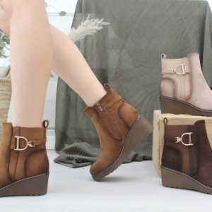 Botin en antelina con elastico lateral y cuña de goma de 6cm