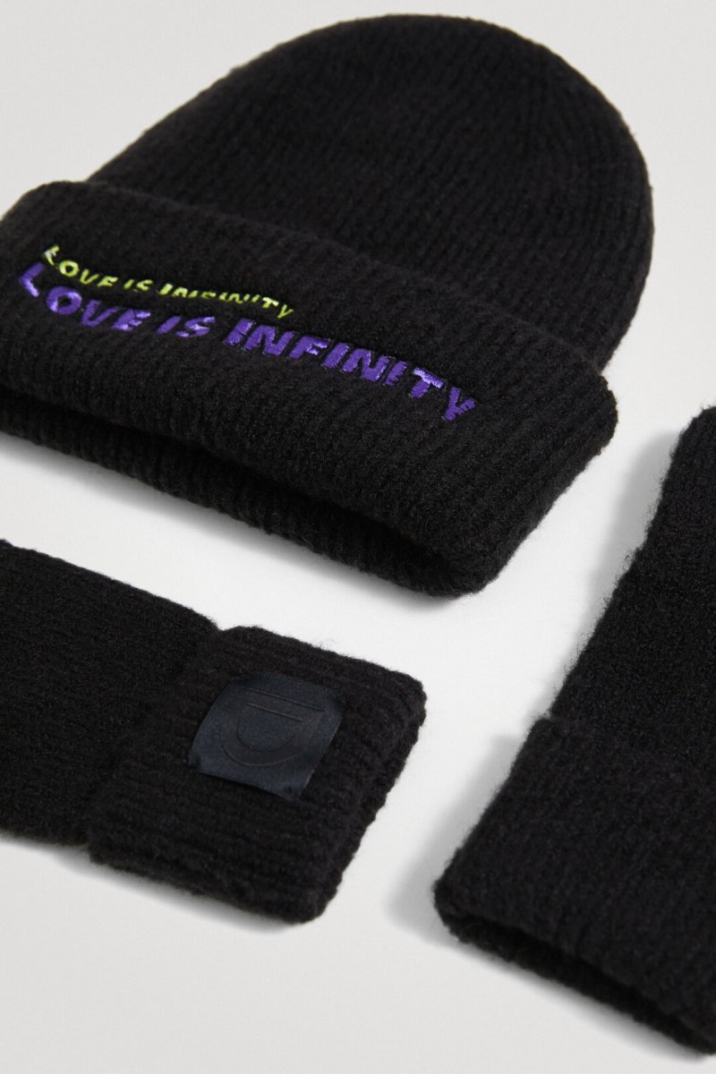 DESIGUAL – Pack Regalo Gorro y Guantes Negro Love is Infinity Mujer - Imagen 6