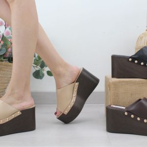 Zueco en poli piel con cuña y tachas,ref190