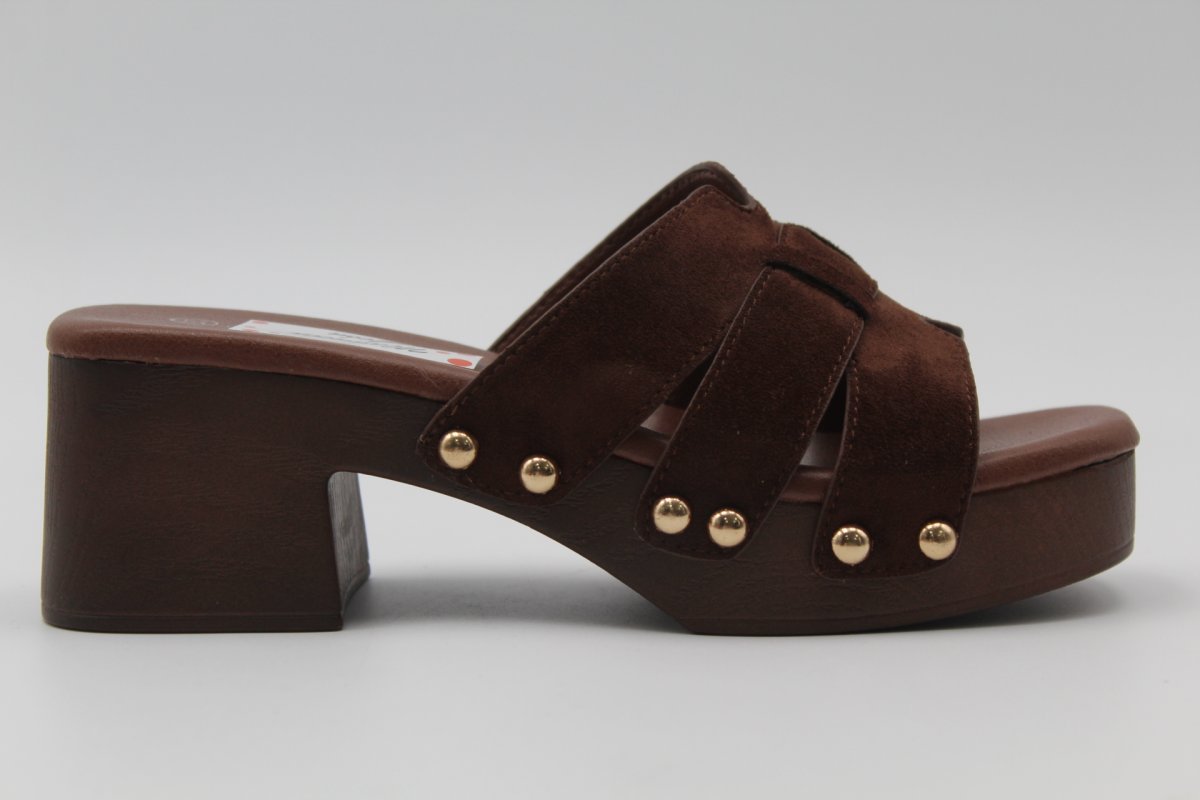 Zueco en suave antelina con adorno de tachas,ref1195 - Imagen 3
