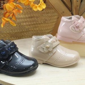 Botita para niña en piel charol con cierre velcro,ref2608