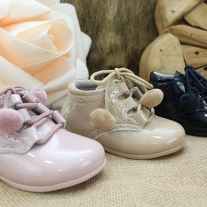 Botita en piel charol con pompom,ref1178