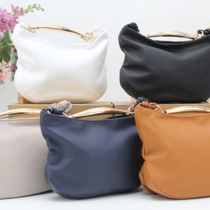 Bolso-bandolera en suave polipiel con asa metálica dorada,ref8848