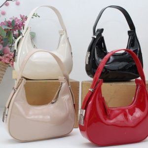 Bolso en poli piel charol con asa regulable,ref67990