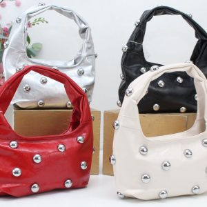Bolso en suave poli piel efecto charol con tachas de bolas,ref67967