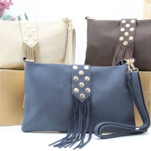 Bolso-Bandolera en suave poli piel con flecos y detalle de tachas,ref28971