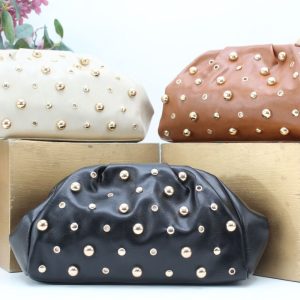 Bandolera en suave poli piel con tachas y asa de cadena,ref28954