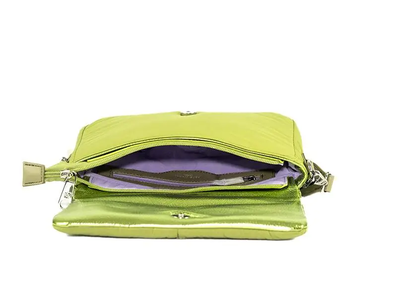 Bolso Pepe Moll · Bandolera pequeña · Con solapa · Color Salvia(verde metalizado) · Coleccion Crepe - Imagen 4