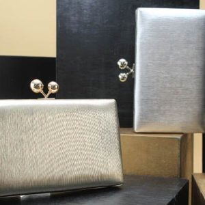 Cartera fiesta cierre pellizco en tonos metalizados REF20481