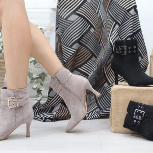 Botin en suave antelina con tacon fino mediano de 7.5cm, ref892