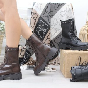 Bota estilo militar en suave poli piel con adorno tachas,ref5831