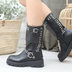 Botin estilo motero en suave poli piel con tachas y remaches,ref9638