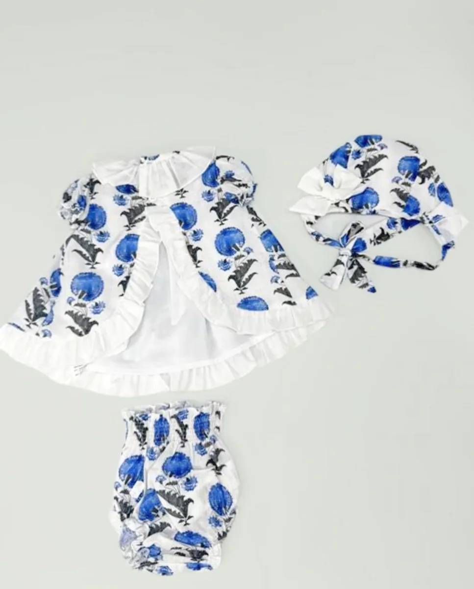 Conjunto vestido braguita y capota de flores azul bebé | Cocote by Charanga - Imagen 3