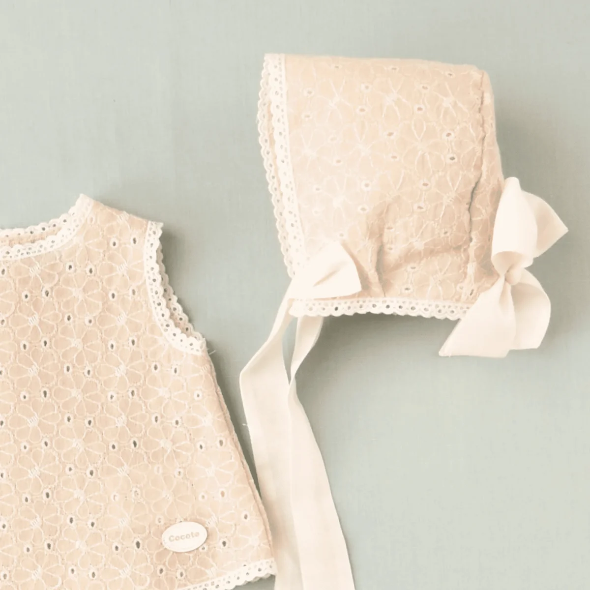 Conjunto vestido y capota beige recién nacido | Cocote by Charanga - Imagen 4