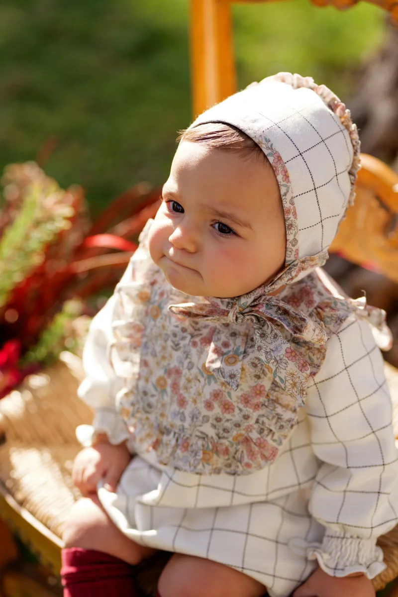 Conjunto bebé niña cuadros y flores con vestido. capota y braguita | Cocote x Charanga - Imagen 6