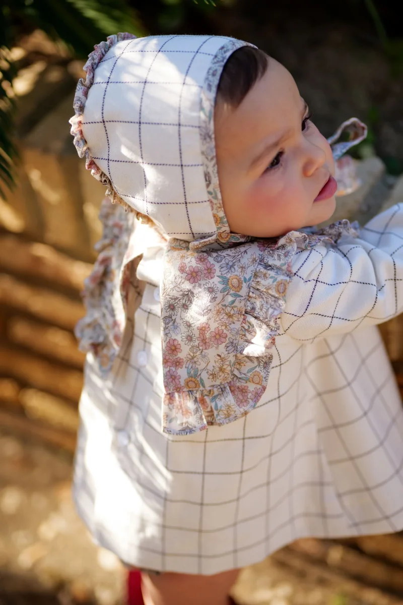 Conjunto bebé niña cuadros y flores con vestido. capota y braguita | Cocote x Charanga - Imagen 7