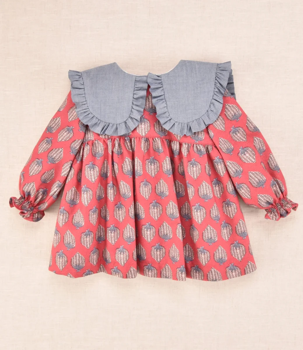 Vestido de bebé burdeo estampado con cuello volante | Cocote x Charanga - Imagen 2