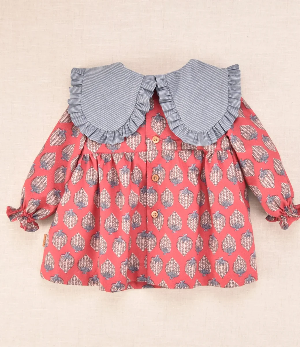 Vestido de bebé burdeo estampado con cuello volante | Cocote x Charanga - Imagen 3