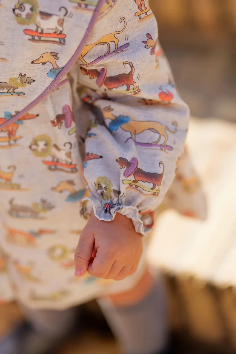 Vestido bebé beige estampado perritos con cuello volante | Colección Cocote x Charanga - Imagen 5