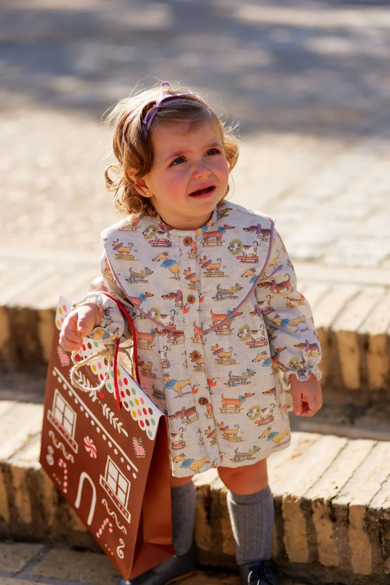 Vestido bebé beige estampado perritos con cuello volante | Colección Cocote x Charanga - Imagen 2