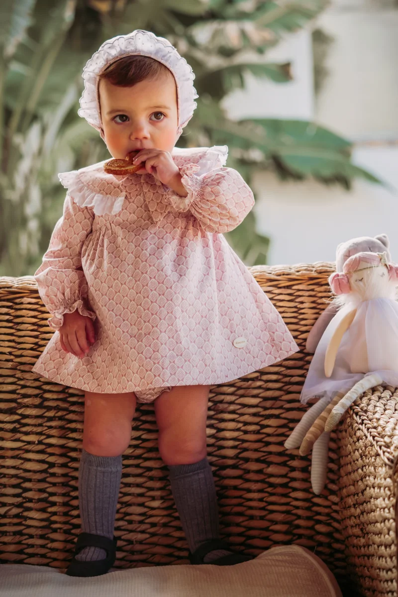 Conjunto vestido. braguita y capota de bebé rosa Cocote & Charanga - Imagen 5