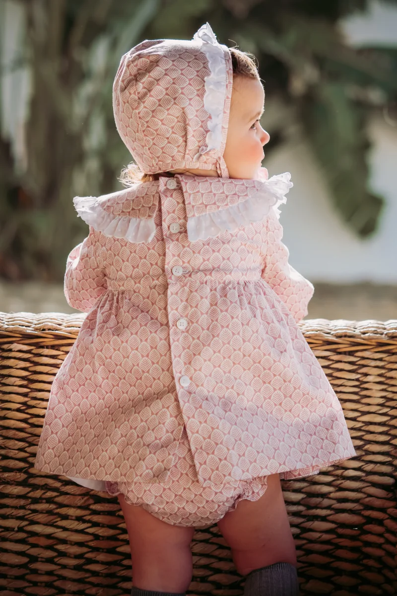 Conjunto vestido. braguita y capota de bebé rosa Cocote & Charanga - Imagen 6