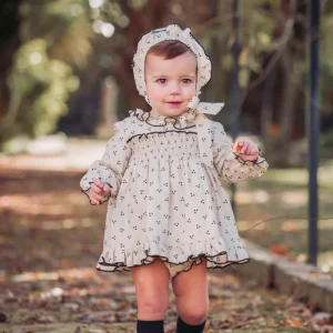 Conjunto vestido. braguita y capota de bebé Beige Estrellitas Cocote & Charanga