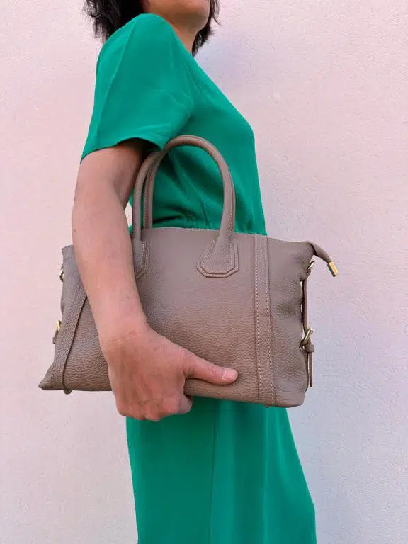 Bolso de Piel Italiana Modelo Pequeño para Mujer con Bolsillos Interiores - Imagen 2