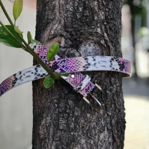 Cinturón de piel con grabados serpiente