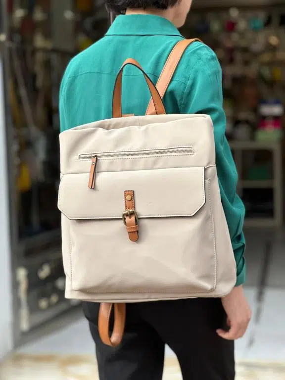 Mochila Antirrobo Sintética de Mujer con 2 Bolsillos Frontales y Asa de Mano