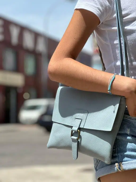 Bolso Bandolera de Piel Italiana con Solapa, Cremallera y Bolsillo Interior Mujer - Imagen 3