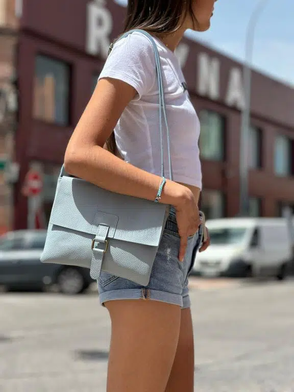Bolso Bandolera de Piel Italiana con Solapa, Cremallera y Bolsillo Interior Mujer - Imagen 4