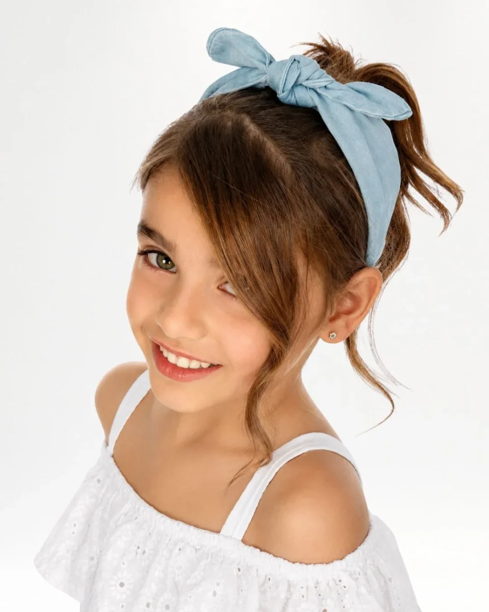 Diadema de niña con nudo azul denim - Imagen 3