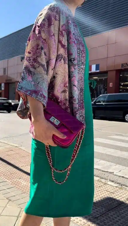 Kimono Reversible Corto de Seda para Mujer con Diseño Exclusivo y Talla Única - Imagen 2