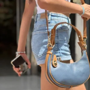 Bolso de Mano en Piel Italiana con Diseño Medialuna y Cremallera con Seguro