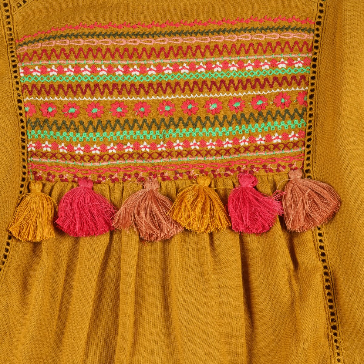 Vestido niña mostaza bambula bordado con borlas - Imagen 4