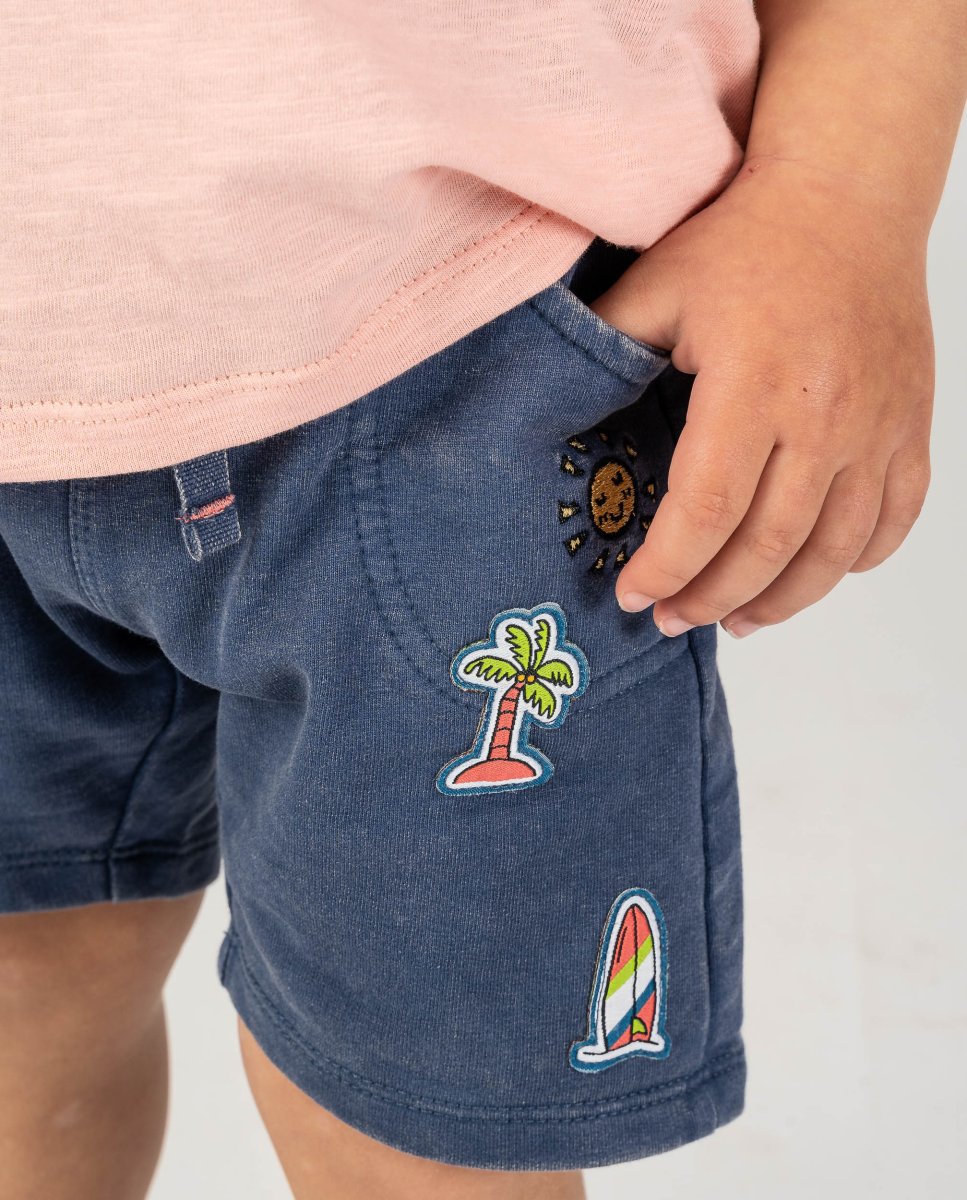 Bermuda infantil azul con parches tropicales - Imagen 4