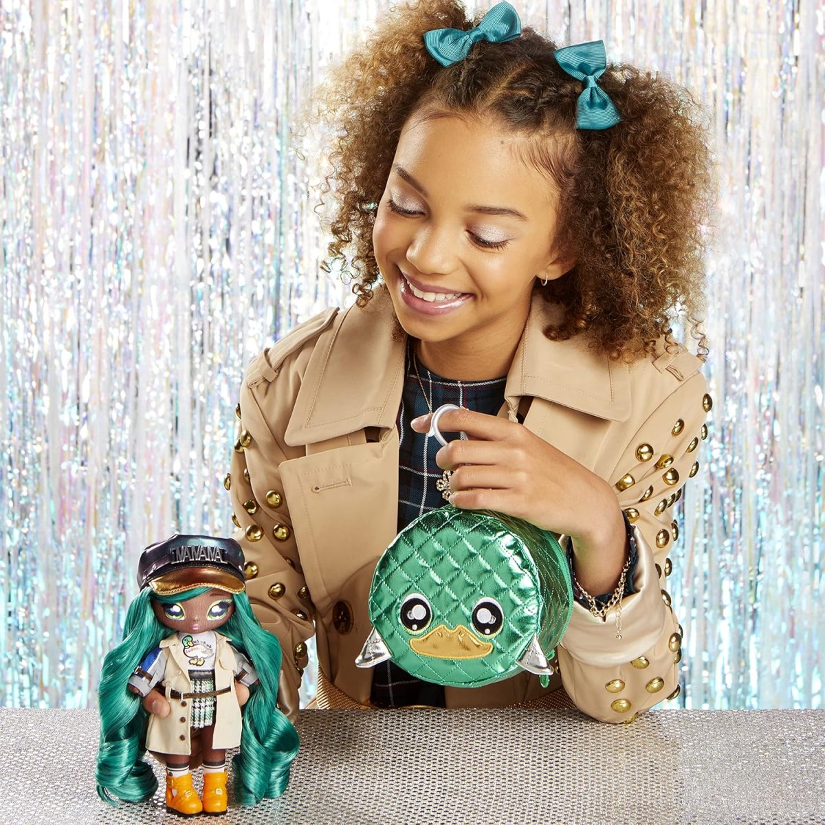 NA! NA! NA! – Surprise Glam Serie 2 Mallory Duckington Muñeca 19 cm + Bolso Clip 2 en 1 - Imagen 6