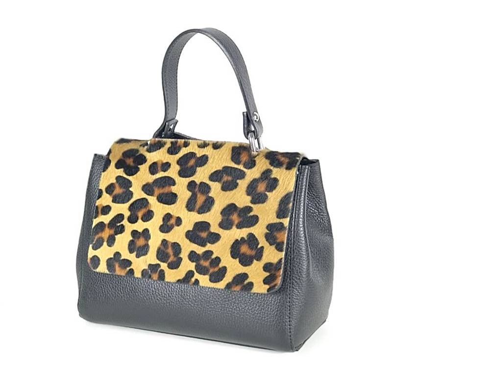 Bolso de piel artesanal con asa extensible