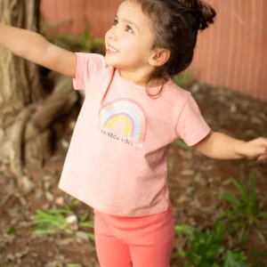 Camiseta de bebé coral arcoiris