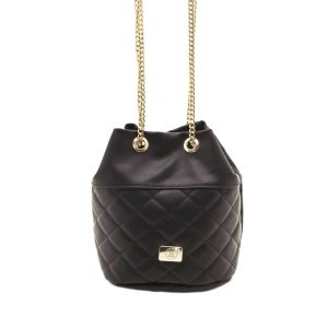 Bolso de piel negro tipo saco con bandolera de cadena